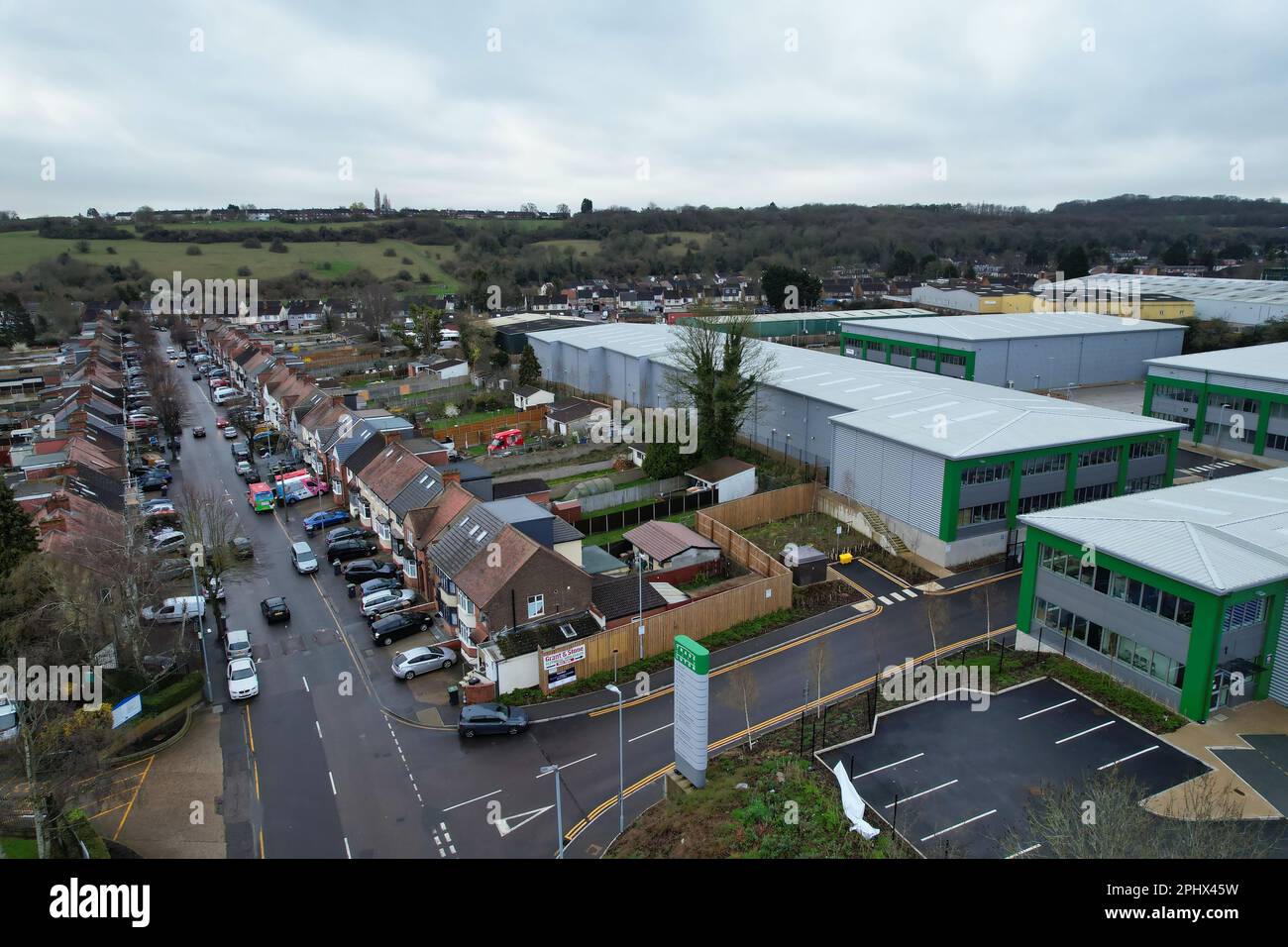 Blick von oben auf Luton Town of England bei bewölktem Sonnenuntergang