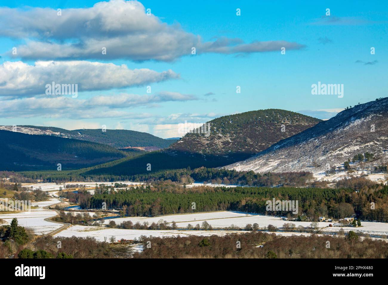 Blick aus der Vogelperspektive auf Wälder und Berge in der Nähe von Balmoral Castle, Ballater in Aberdeenshire, Schottland, Großbritannien Stockfoto