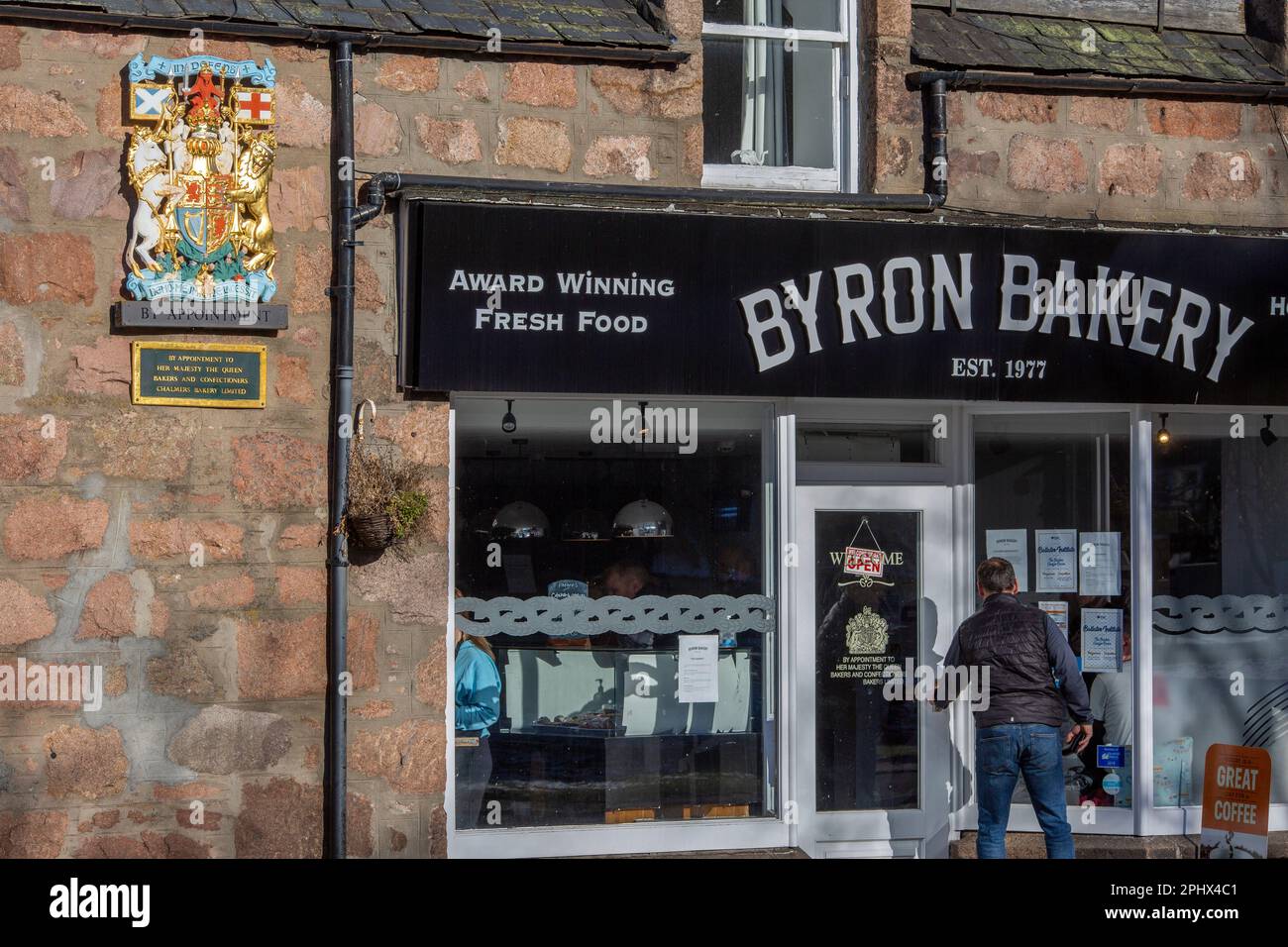 Scotland, Ballater, Aberdeenshire, Byron Bakery (ehemals Chalmers Bakery) mit Royal Warrant Stockfoto