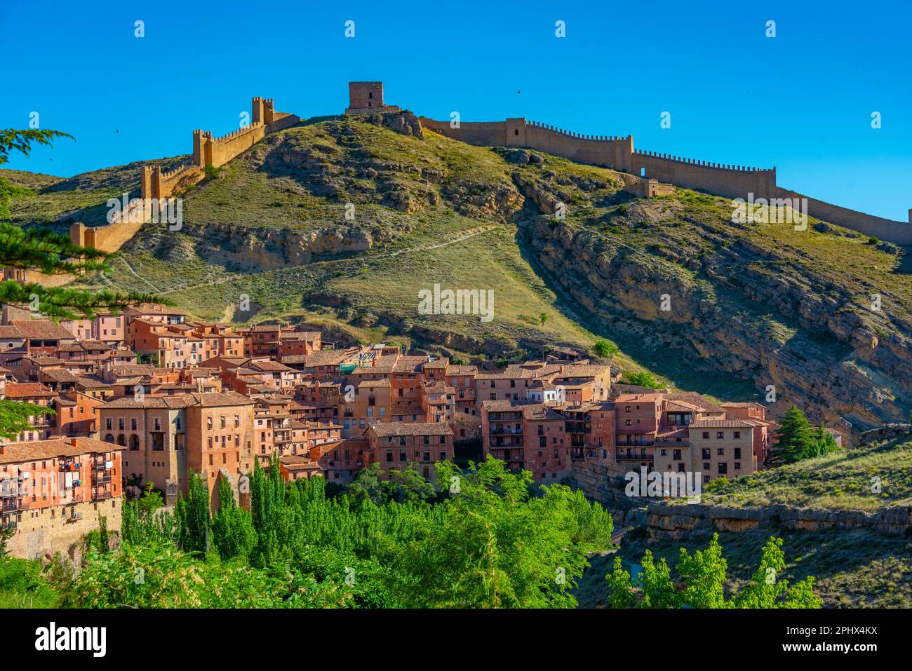 Festung über der spanischen Stadt Albarracin. Stockfoto