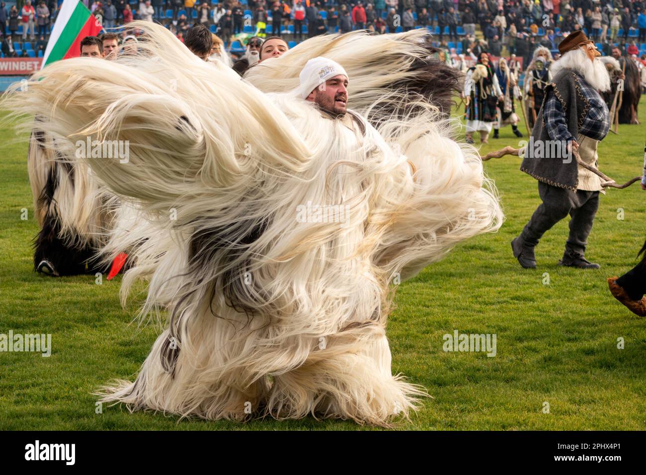 Kukeri-Tänzer mit Ziegenkostüm namens Babuger auf dem jährlichen Simitlia Kukeri-Festival in Simitli, Bulgarien, Osteuropa, Balkan, EU Stockfoto