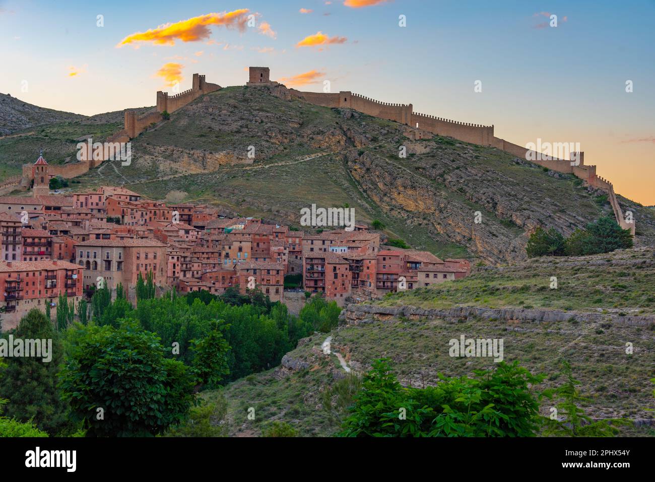 Blick auf die Festung bei Sonnenuntergang über der spanischen Stadt Albarracin. Stockfoto