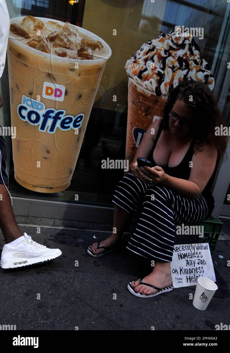 Eine obdachlose Frau in Manhattan, New York City, NY, USA. Stockfoto