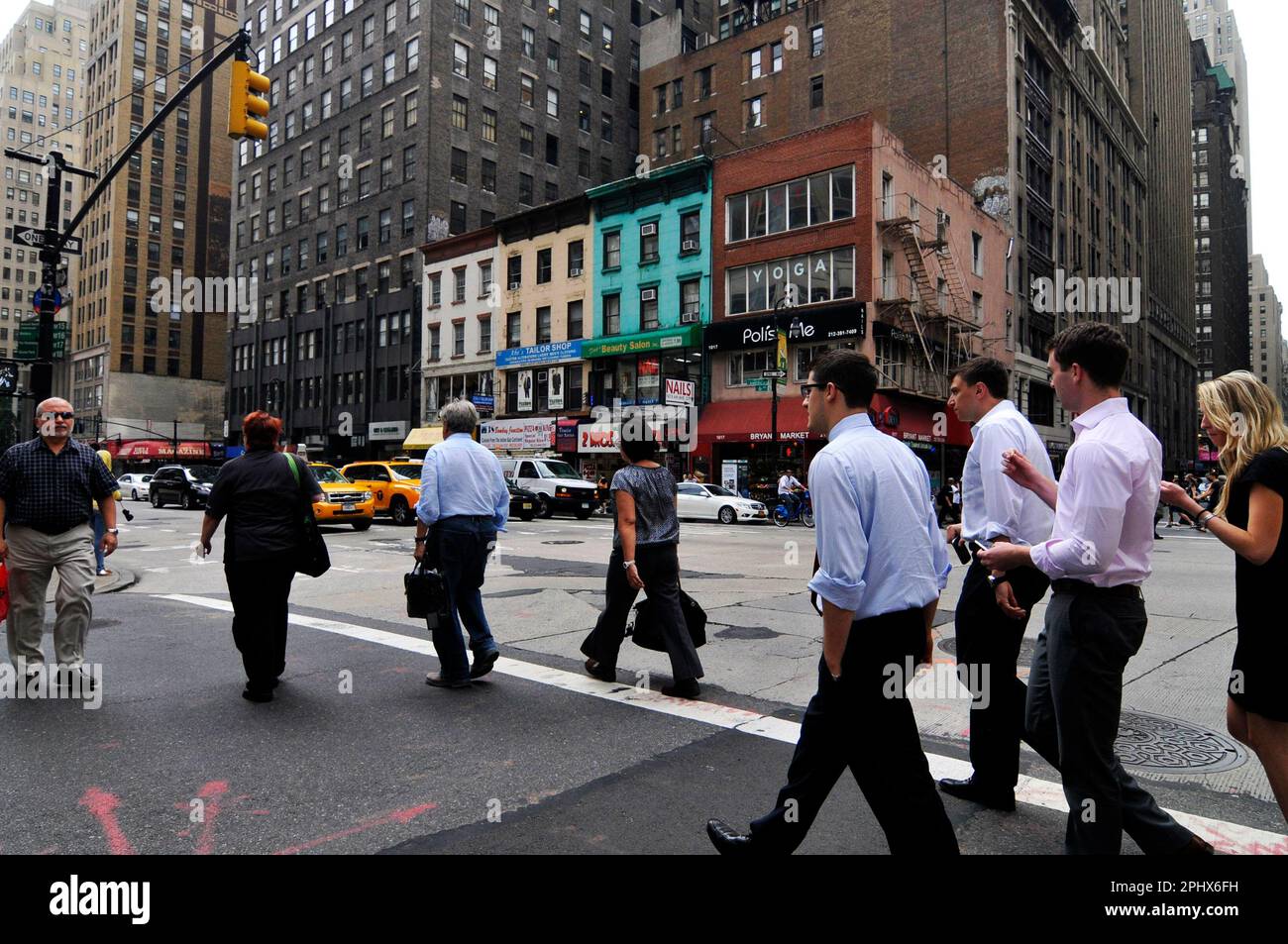 Spaziergang entlang der 6. Avenue über die W 38. Street in Manhattan, New York City, USA. Stockfoto