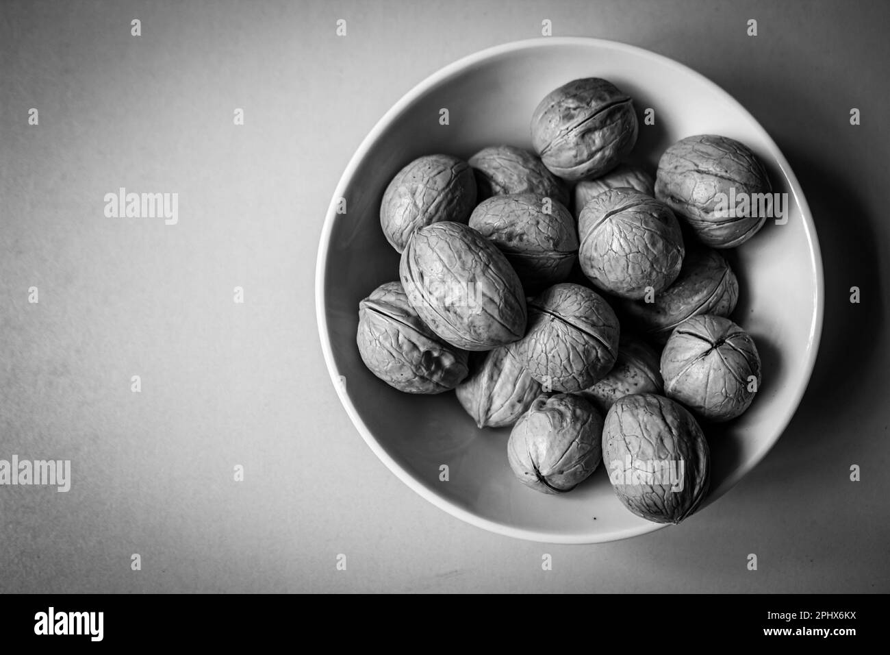 Ganze Walnuss in einer weißen Schüssel. Gesunder Snack aus Walnuss in einer Muschel Stockfoto