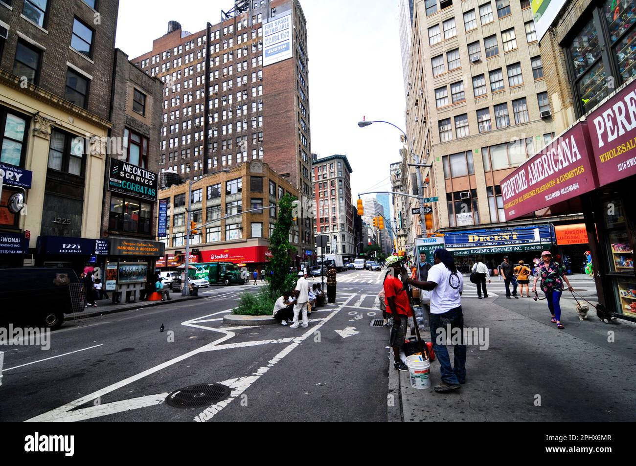 Spaziergang auf der Broadway Avenue in der Nähe der West 30. Street in Manhattan, New York City, NY, USA. Stockfoto