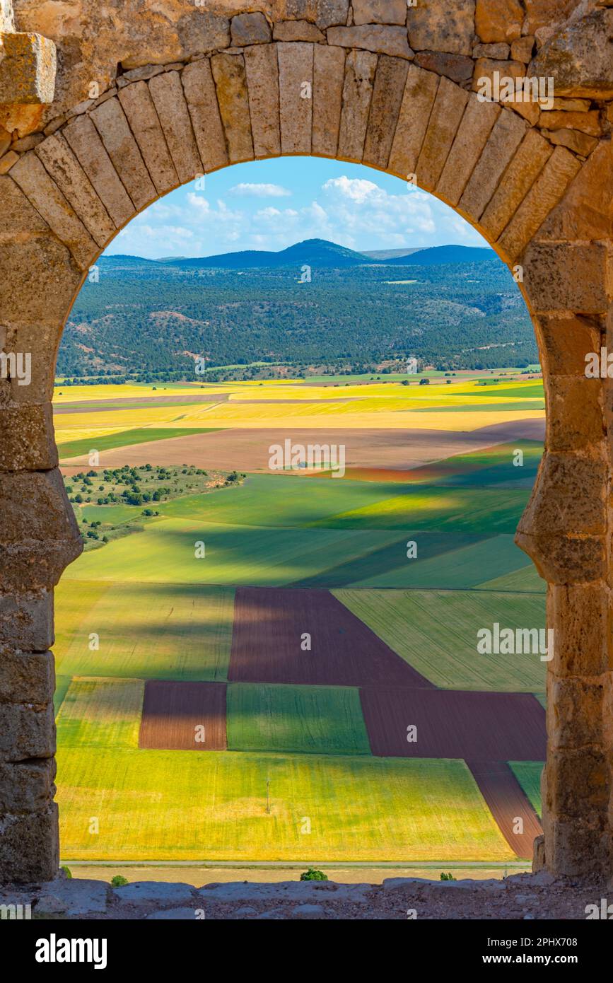 Die landwirtschaftliche Landschaft der Region Castilla y Leon in Spanien blickt durch ein Steinfenster. Stockfoto