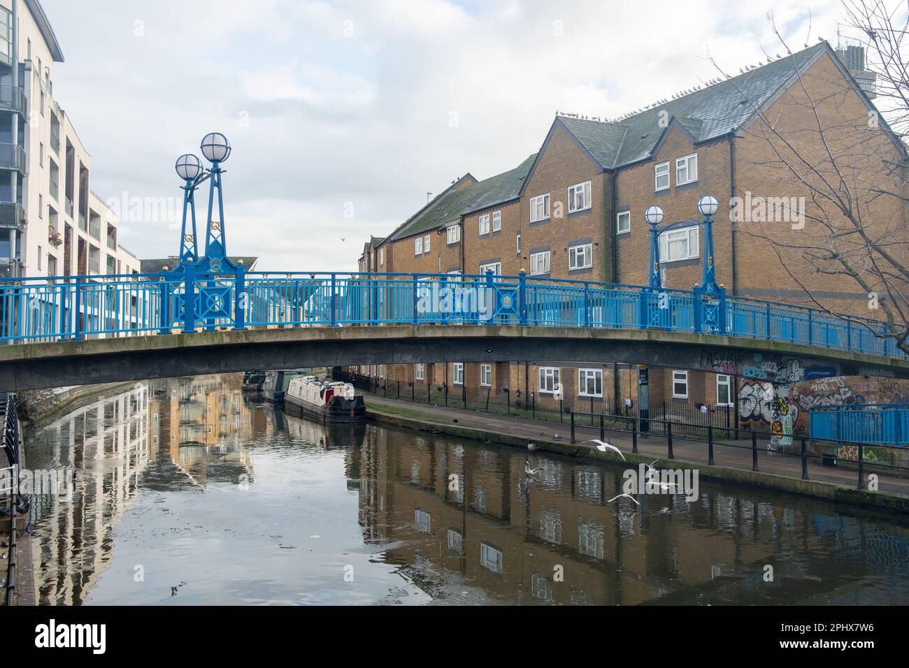 London - Mai 2023: Grand Union Canal neben der Harrow Road in Maida Vale befinden sich im Westen Londons Stockfoto
