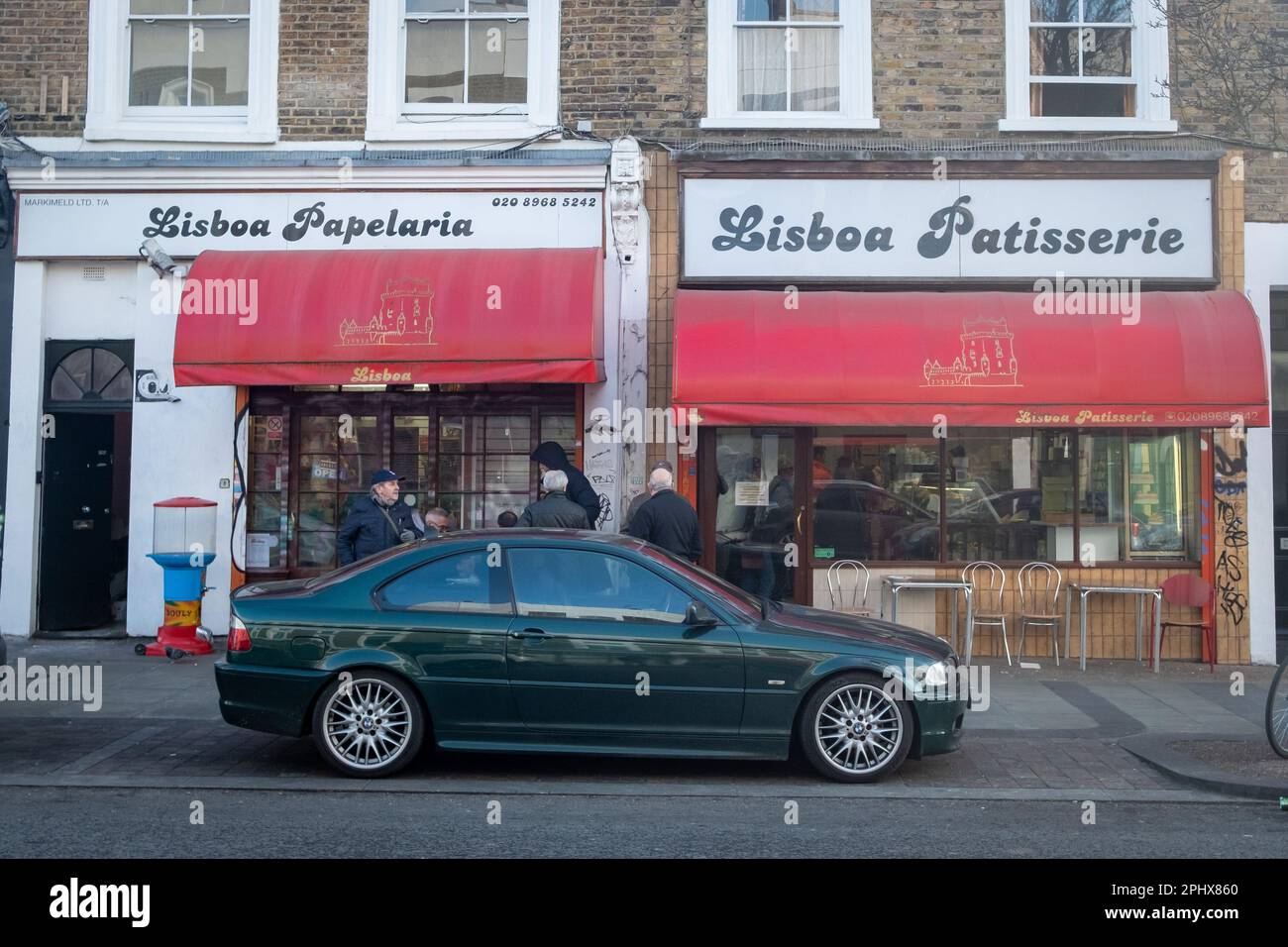 London - Mai 2023: Portugiesische Pattisserie auf der Golbourne Road, eine berühmte Straße mit Geschäften und einem Straßenmarkt Stockfoto