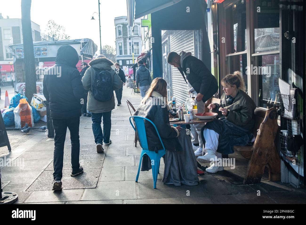 London - Mai 2023: Golbourne Road, eine berühmte Straße mit Geschäften und einem Straßenmarkt Stockfoto