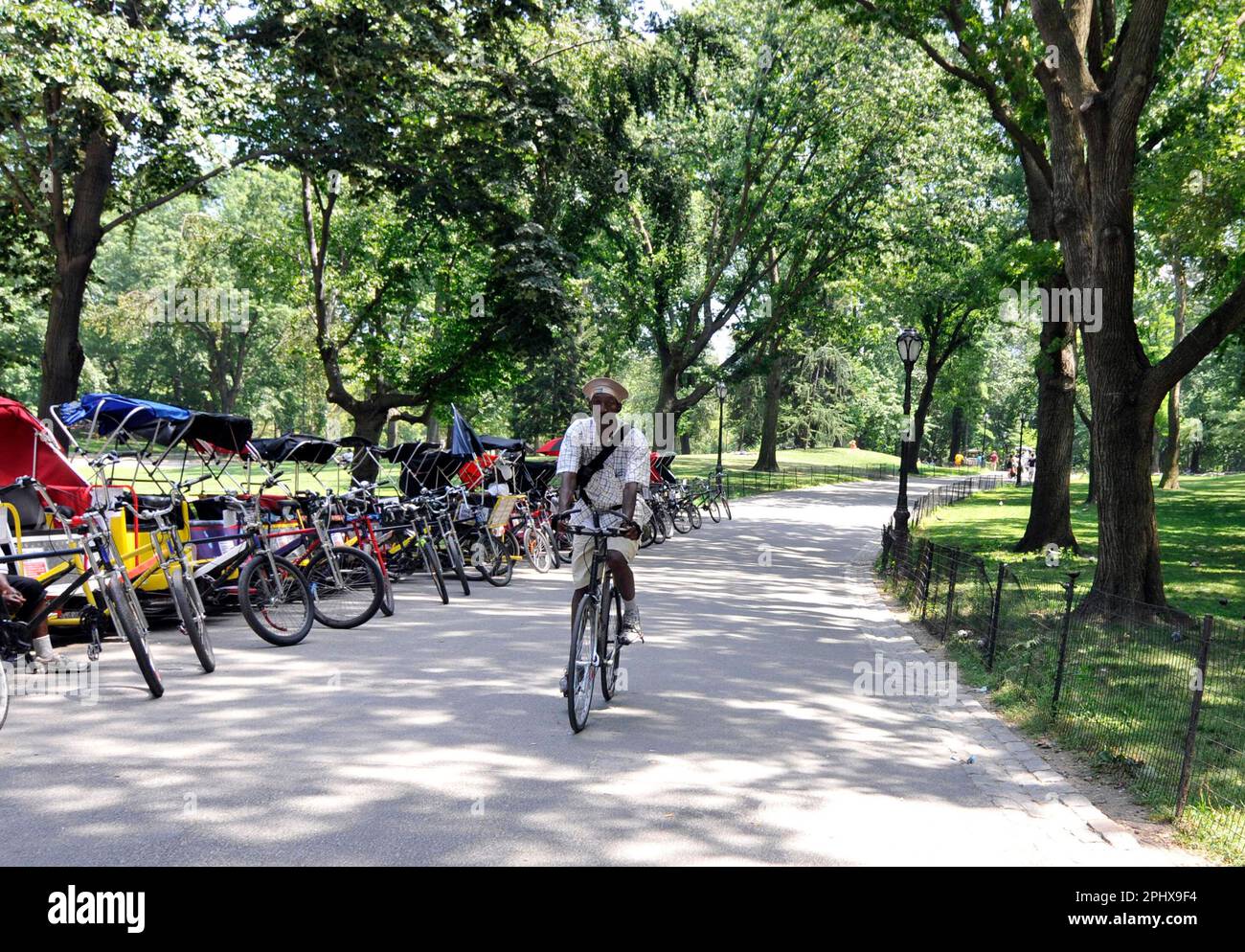Fahrradrackshaws parken am Eingang des Central Park in New York City, NY, USA. Stockfoto