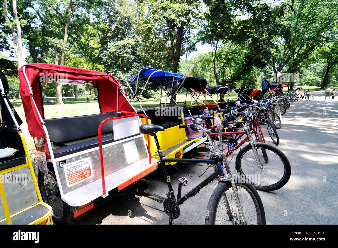 Fahrradrackshaws parken am Eingang des Central Park in New York City, NY, USA. Stockfoto