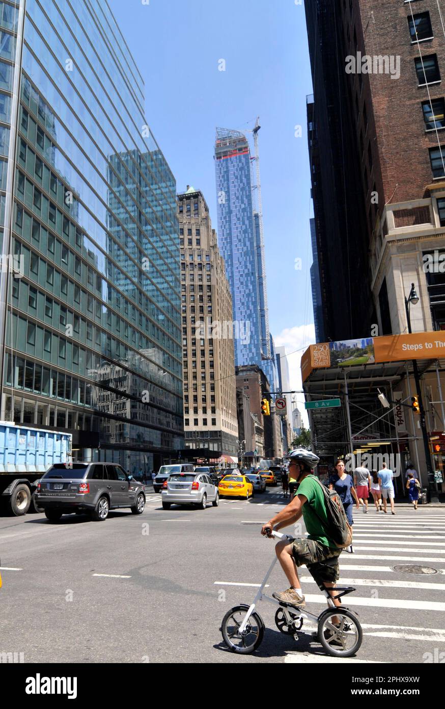 Ecke 8. Avenue und West 57. Street in Manhattan, New York City, USA. Stockfoto