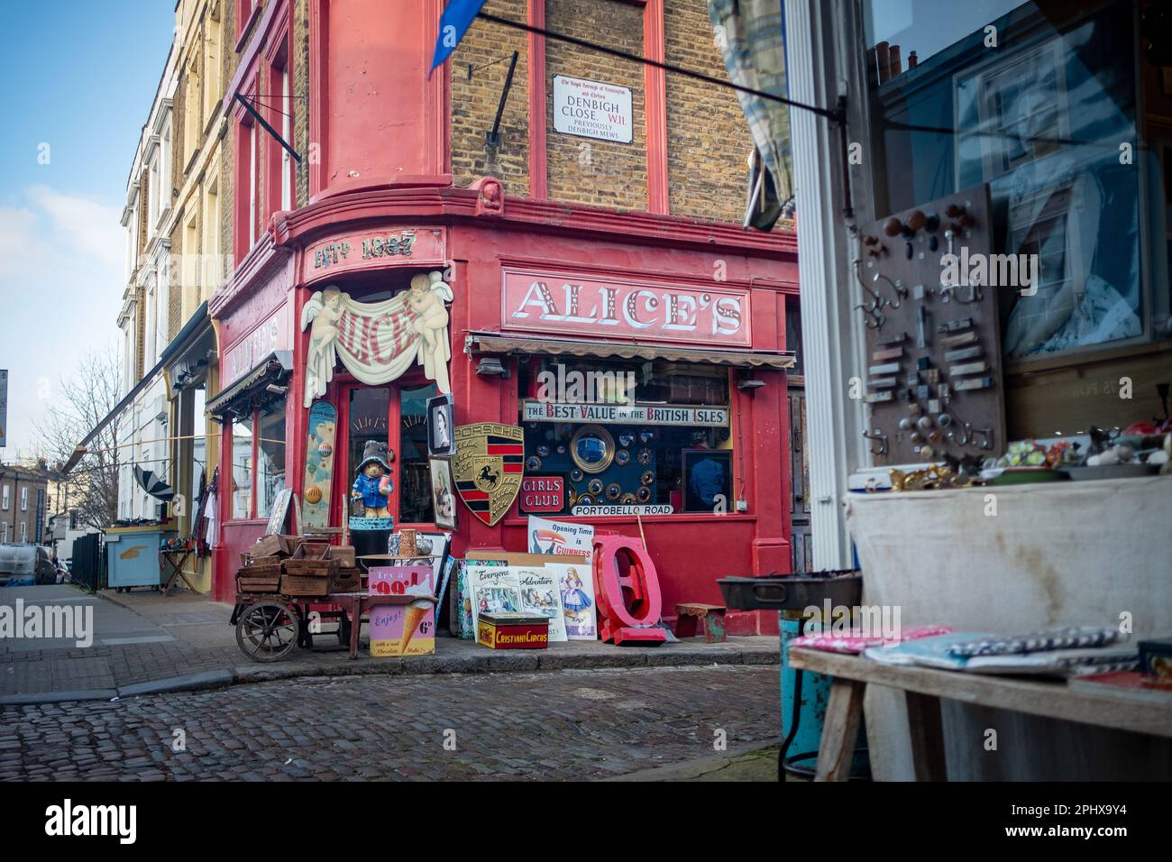 London - Januar 2023: Berühmtes Geschäft an der Portobello Road in Notting Hill, West London - Wahrzeichen Straße mit Straßenmarkt Stockfoto