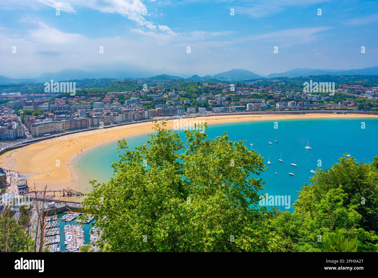 Hotels hinter dem Strand von La Concha in San Sebastian, Spanien. Stockfoto