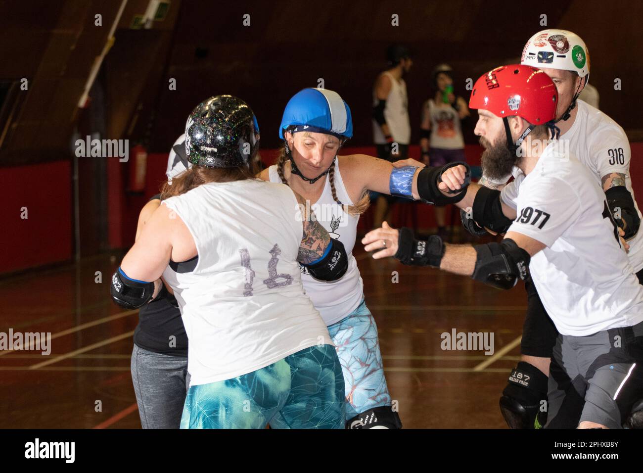 Der gegnerische Störsender wird während einer Mixed-League-Übung im Inspire-Sportzentrum in Ipswich Suffolk blockiert Stockfoto