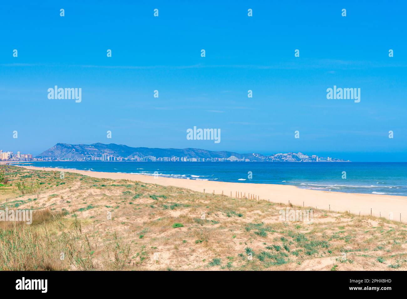 Ein Strand mit Blick auf die Stadt Cullera in der Ferne Stockfoto