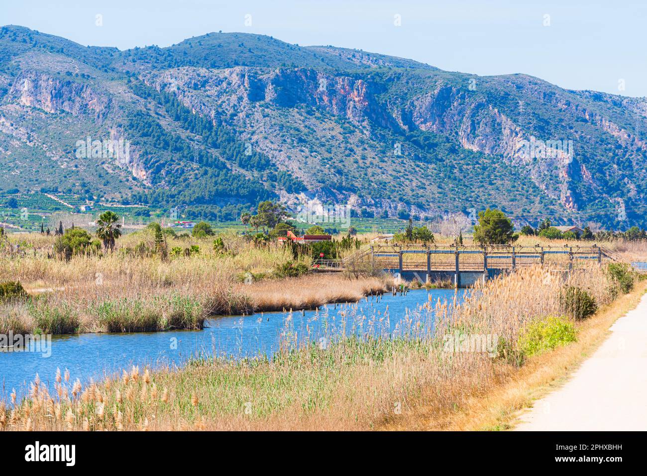 Blick auf den Kuhfluss mit Bergen im Hintergrund, Xeraco, Region Valencia, Spanien Stockfoto