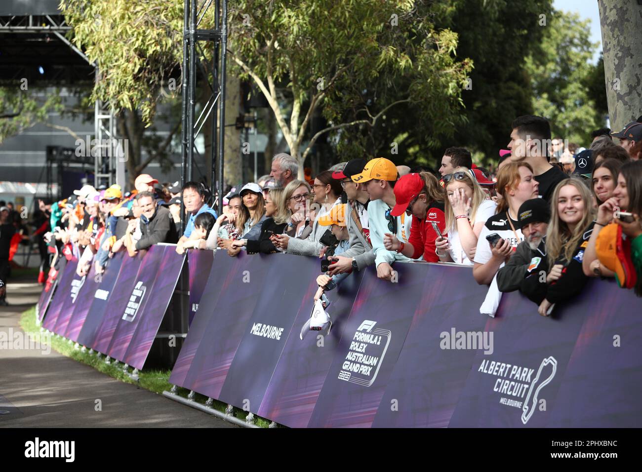 Albert Park, Melbourne, Victoria, Australien. 30. März 2023. FIA Formel-1-Weltmeisterschaft 2023 - Formel-1-Rolex-Grand-Prix Australian - Fans, die während der FIA Formel-1-Weltmeisterschaft 2023 auf den Melbourne Walk warten - Bildgutschrift: brett keating/Alamy Live News Stockfoto