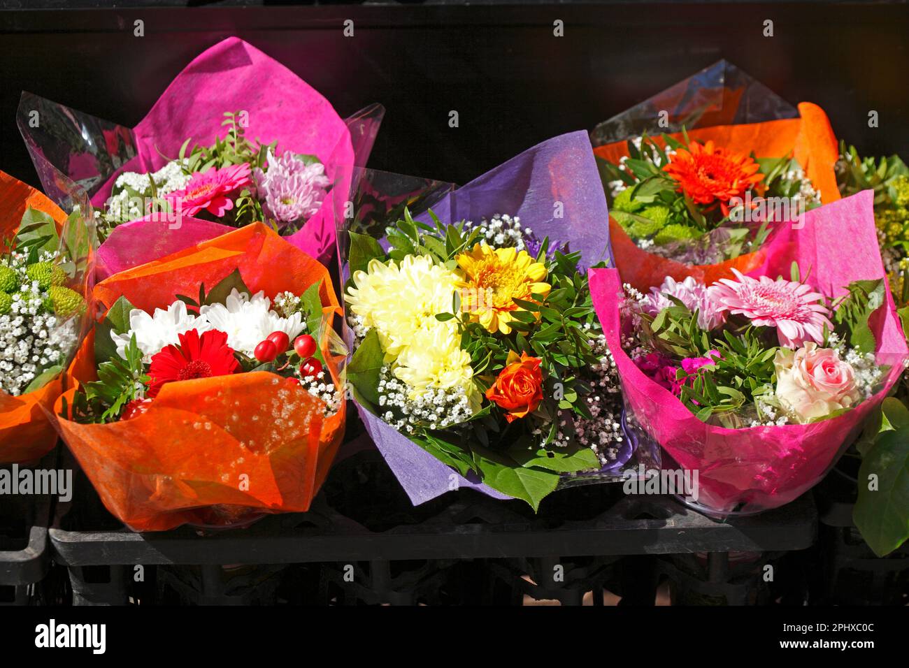Blumensträuße, farbenfrohe Blumensträuße auf einem Blumenmarkt in Deutschland Stockfoto