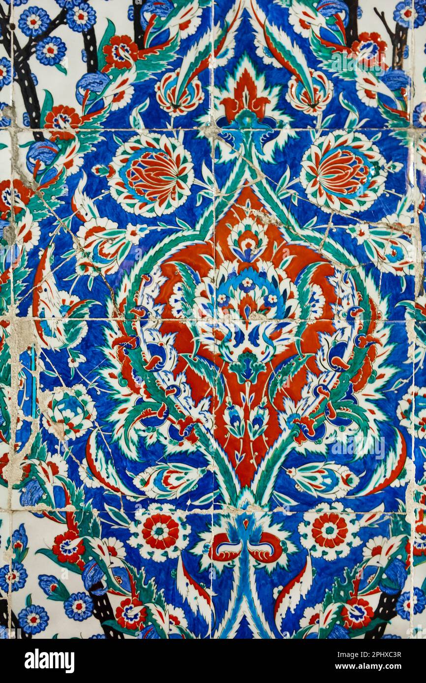 Iznik Fliesen Detail im Topkapi Palast. Farbiger Blumendruck. Türkei Stockfoto