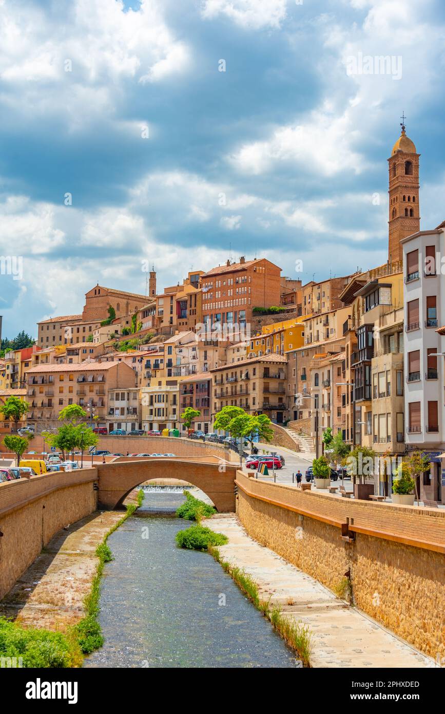 Flussufer des Queiles durch das Zentrum von Tarazona, Spanien. Stockfoto