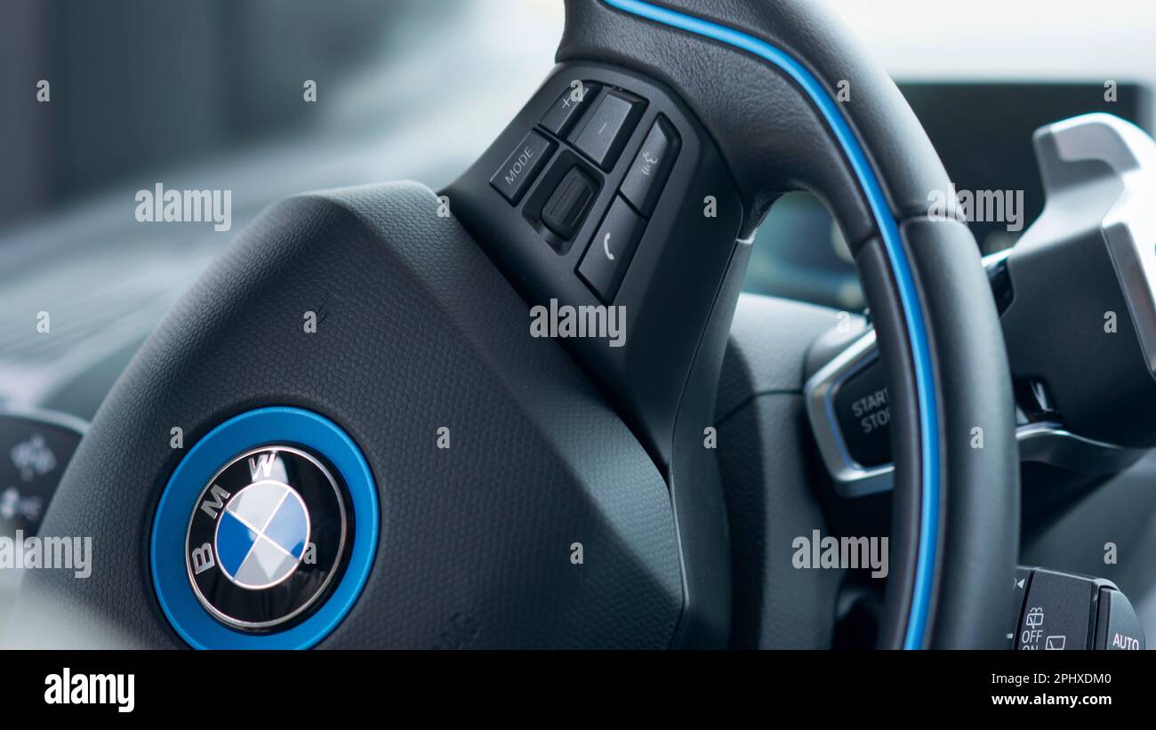 Details zum Lenkrad von BMW i3, einer von BMW hergestellten und vermarkteten Hochdach-Heckklappe der B-Klasse mit elektrischem Antriebsstrang mit Hinterradantrieb. Stockfoto