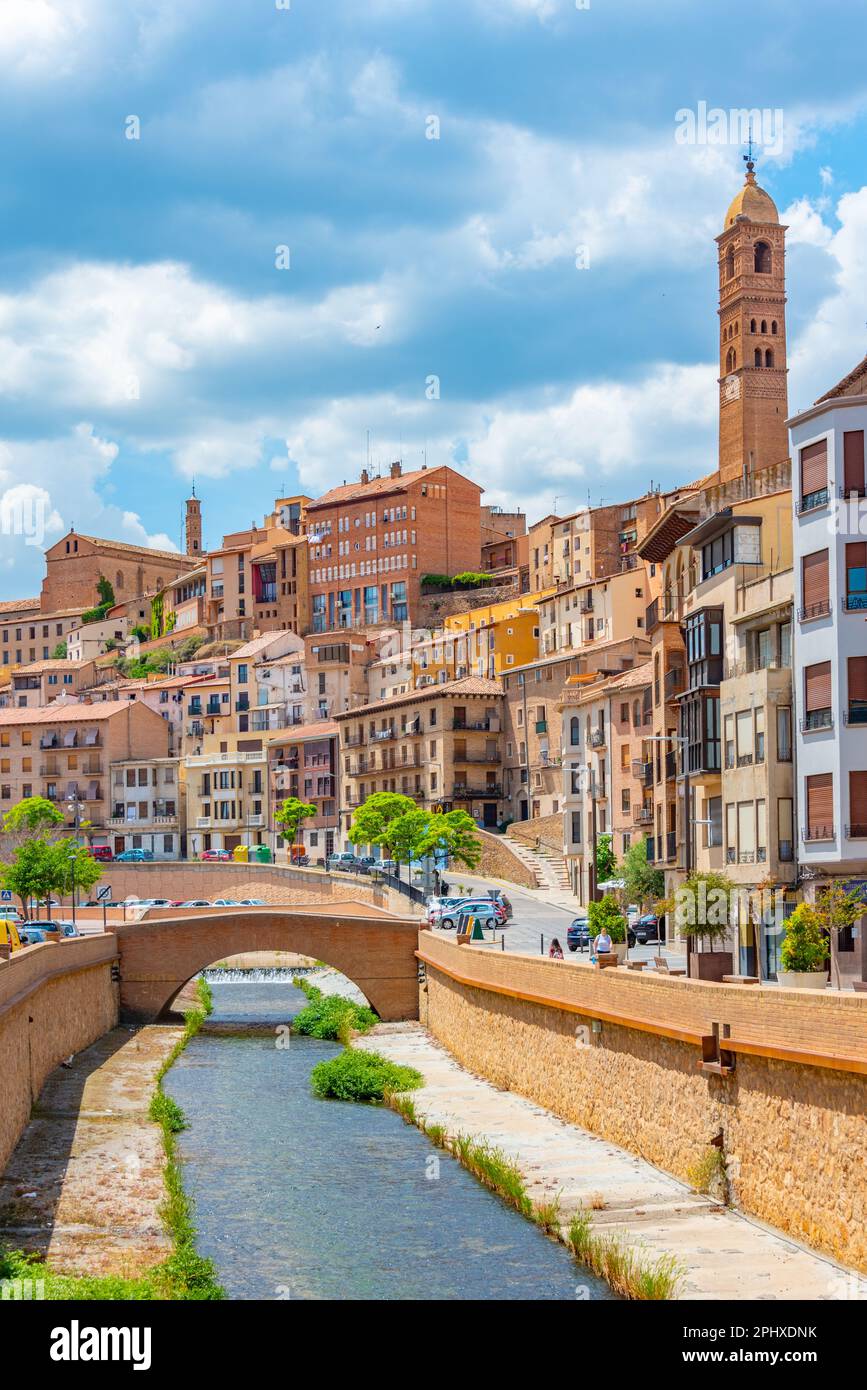 Flussufer des Queiles durch das Zentrum von Tarazona, Spanien. Stockfoto