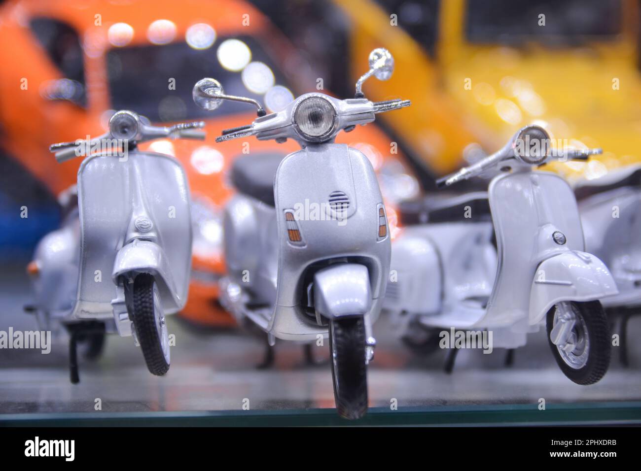 Drei Miniatur-Motorräder Mit Tiefenhintergrund Und Tiefenhintergrund Stockfoto
