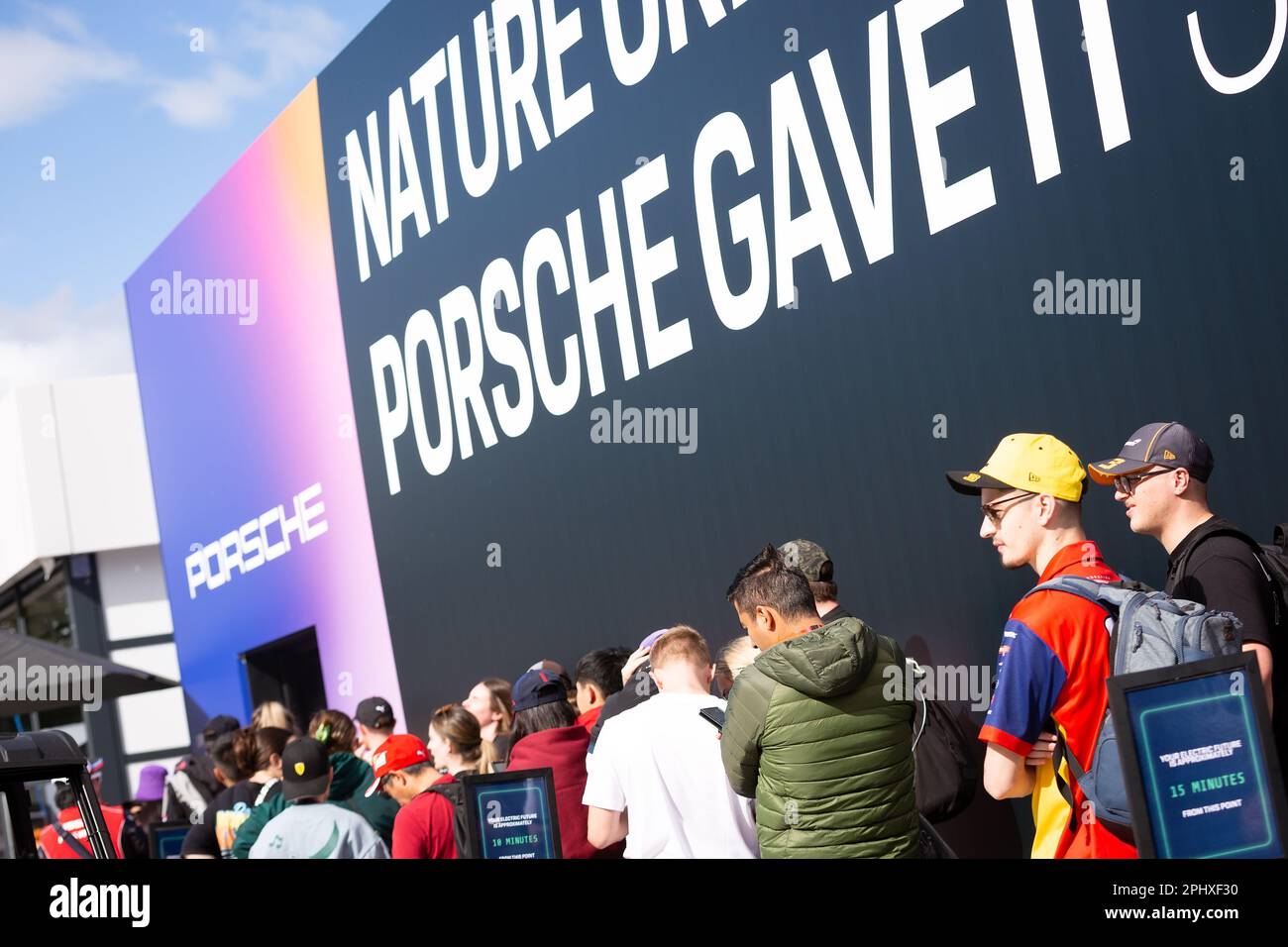 Melbourne, Australien, 30. März 2023. Fans der Formel-1-Formel erleben die Atmosphäre während des australischen Formel-1-Grand Prix am 30. März 2023 auf der Melbourne Grand Prix Circuit in Albert Park, Australien. Kredit: Dave Hewison/Speed Media/Alamy Live News Stockfoto