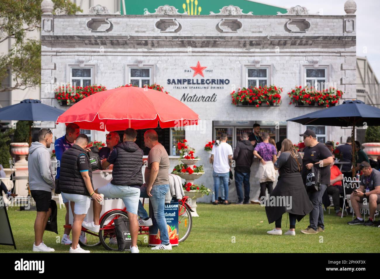 Melbourne, Australien, 30. März 2023. Ein Blick auf eine der vielen Bars in und um die Albert Park Grand Prix-Strecke während des australischen Formel 1 Grand Prix am 30. März 2023, auf der Melbourne Grand Prix Circuit in Albert Park, Australien. Kredit: Dave Hewison/Speed Media/Alamy Live News Stockfoto