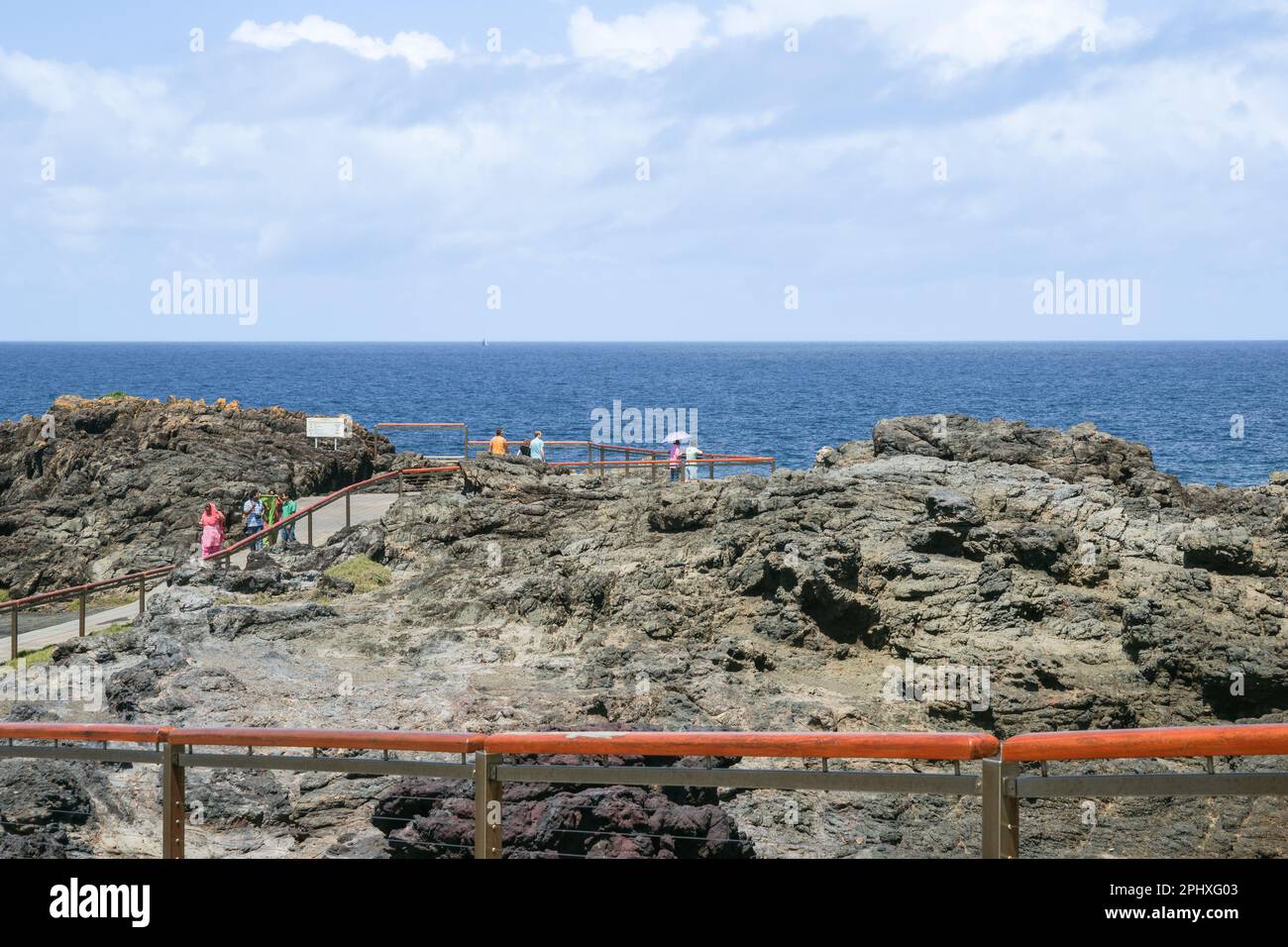 New South Wales, Australien, Januar 21 2011; Touristen am Rocky Outlook auf dem Grand Pacific Drive in New South Wales Stockfoto