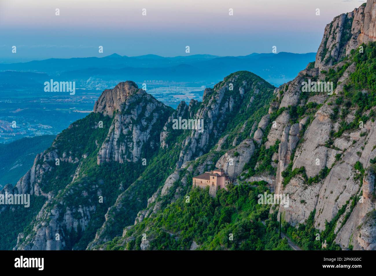 Sonnenaufgang über der Kirche Santa Cova de Montserrat in Spanien. Stockfoto