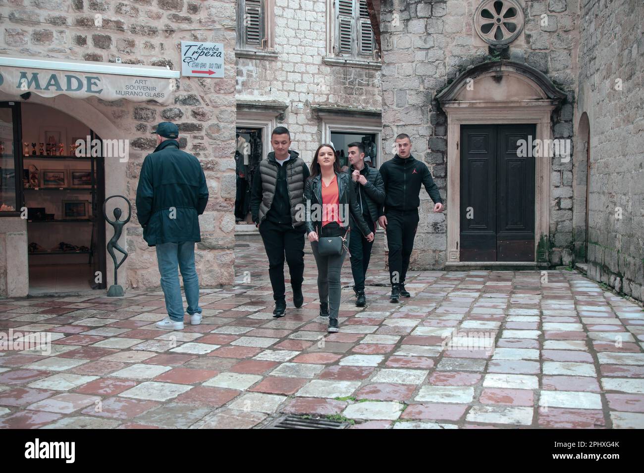 Montenegro, 30. April 2019: Eine Gruppe junger Menschen, die die Straße entlang in der Altstadt von Kotor gehen Stockfoto