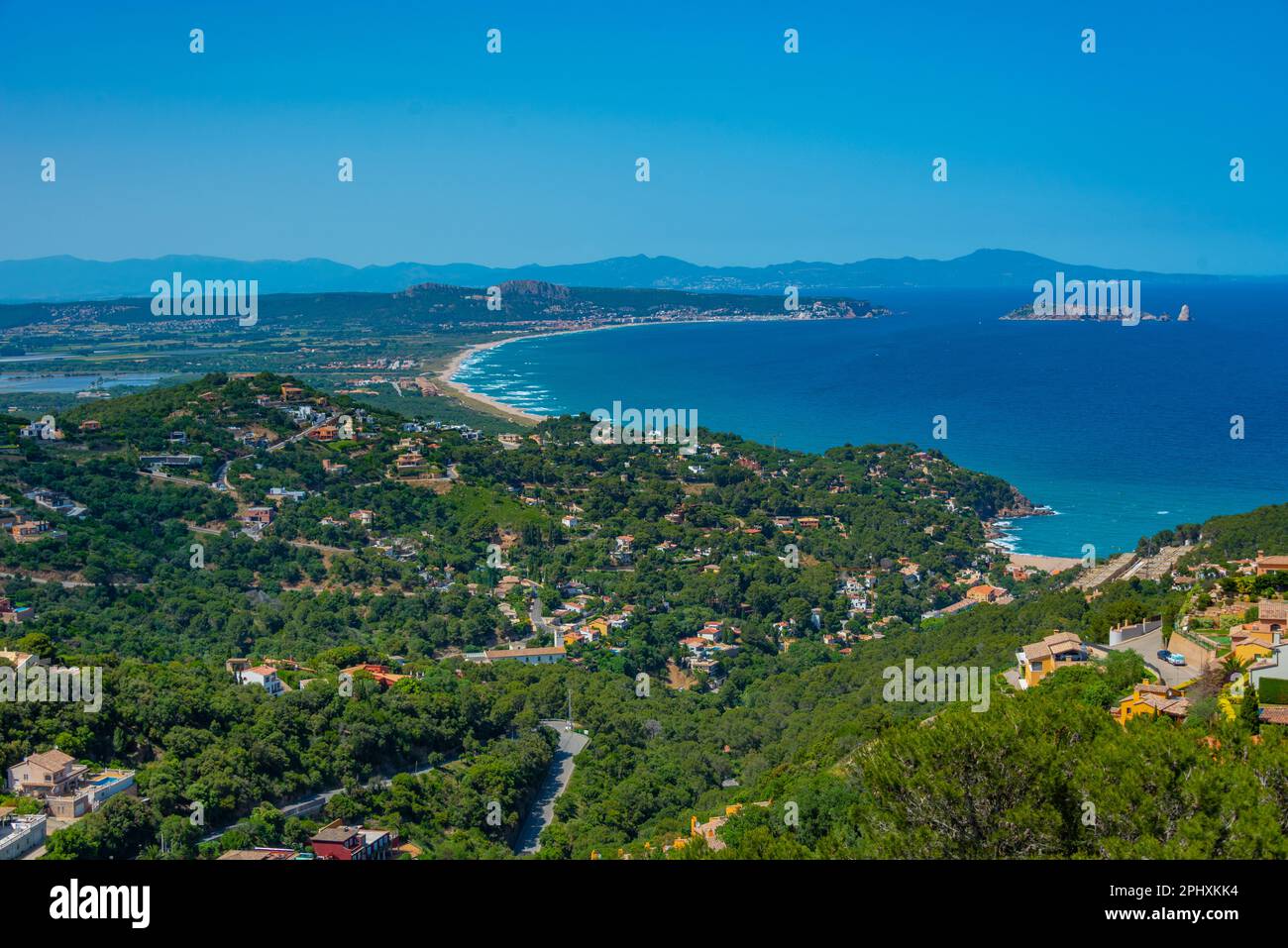Panoramablick auf die katalanische Küste vom Schloss Begur. Stockfoto