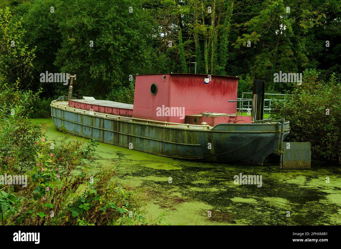 Ein altes restauriertes leichteres Schiff namens Industry on the River Lagan wurde als Touristenattraktion in McCleaves Lock in der Nähe des Lock Keeper's Cottage genutzt Stockfoto