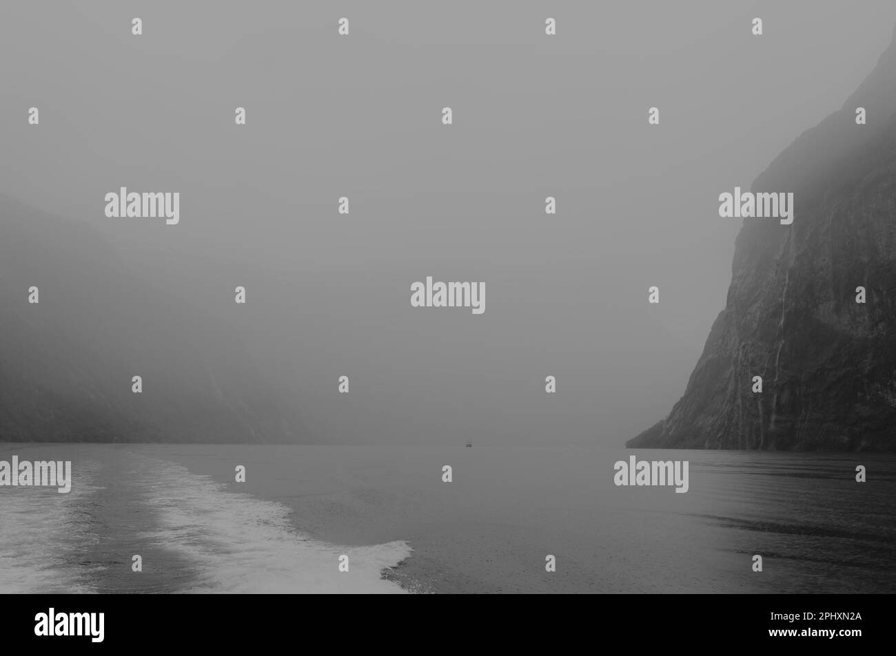 Ein Fjord und ein Berg an einem nebligen Tag in Norwegen Stockfoto