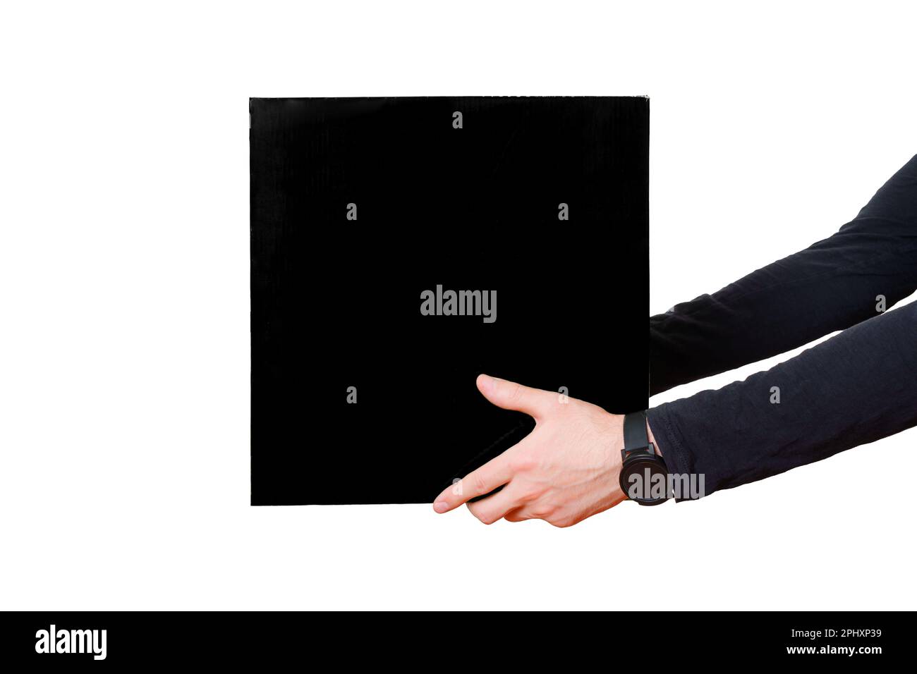 Nahaufnahme von männlichen Händen, die vorsichtig eine große schwarze Box auf weißem Hintergrund übergeben. Konzept für Lieferung, Logistik und E-Commerce. Stockfoto