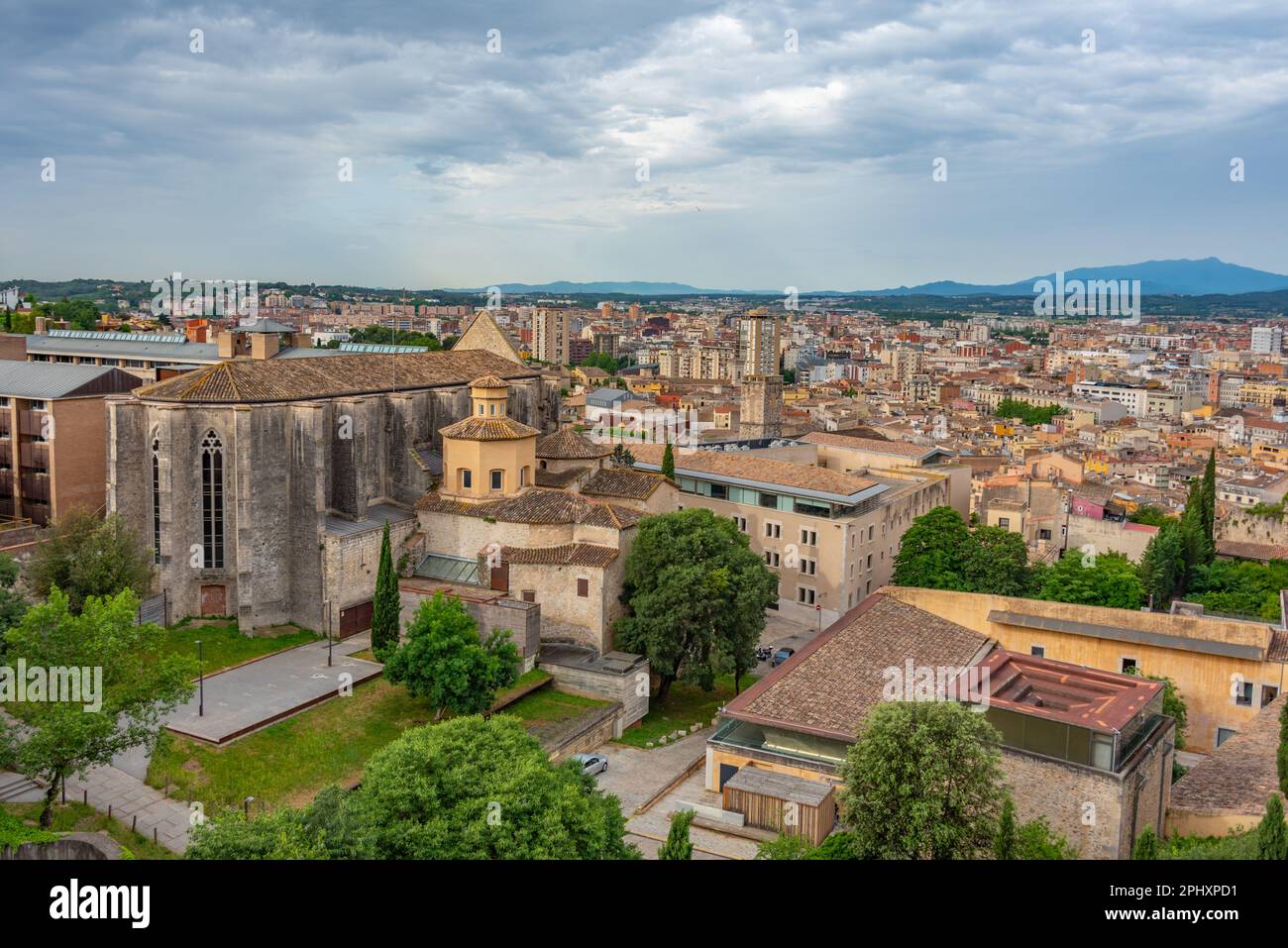 Panoramablick auf die Kirche Sant Domenec in der spanischen Stadt Girona. Stockfoto