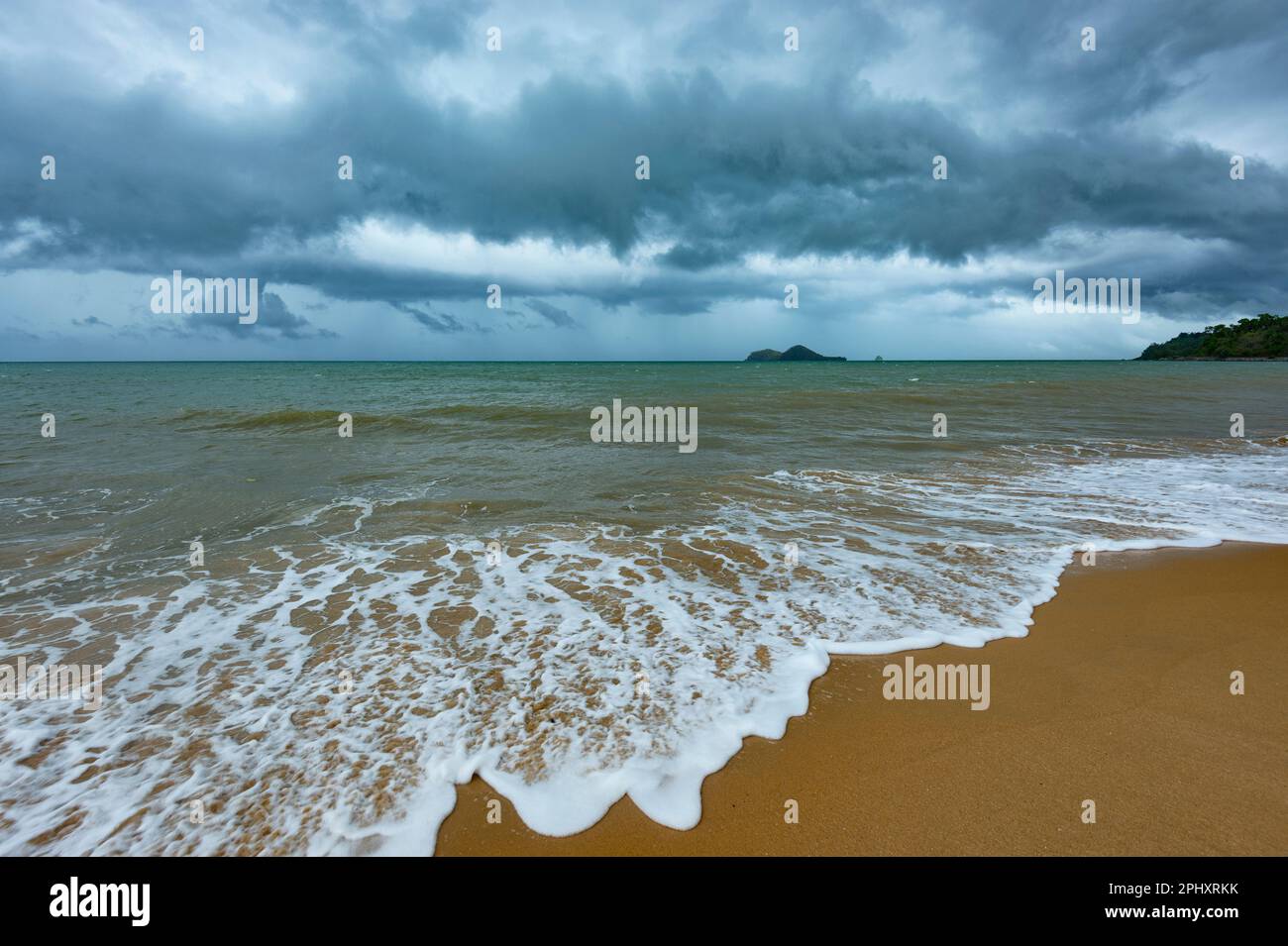 Monsunwolken über der Korallensee, Far North Queensland, FNQ, QLD, Australien Stockfoto