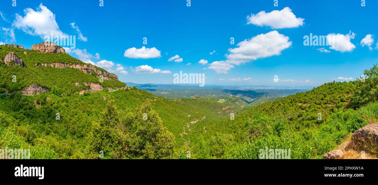 Panoramablick auf die Landschaft rund um den Naturpark Montserrat. Stockfoto