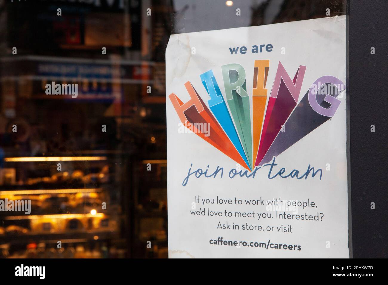 London, UK, 28. März 2023: In der Filiale Seven Dials des Caffe Nero, in der Nähe von Covent Garden, steht auf der Tür „Wir stellen ein“. im Vereinigten Königreich herrscht ein arbeitskräftemangel, der insbesondere den durch den Brexit verursachten Gastronomiesektor betrifft. Anna Watson/Alamy Live News Stockfoto
