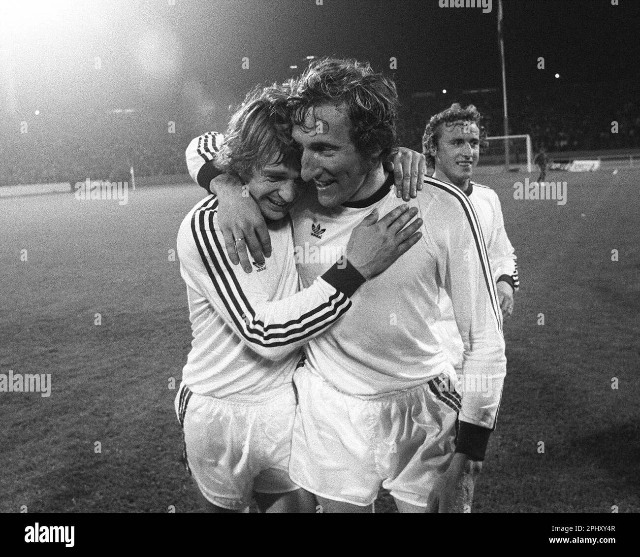 Brüssel, Belgien. 20. März 2023. ARCHIVFOTO: Georg SCHWARZENBECK wird am 3. April 2023 75 Jahre alt, Hans Georg Katsch SCHWARZENBECK (rechts) und Rainer ZOBEL vom FC Bayern München verlassen nach dem Spiel die Arme um die Schultern; Schwarz-Weiß-Schuss; Fußball-Europapokal der Champions Finals 1. Spiel in Brüssel/Belgien FC Bayern München - Atletico Madrid 1:1 nach Verlängerung am 15. Mai 1974, später Champions League; liga1&matchday07&saison0506 ; ? Kredit: dpa/Alamy Live News Stockfoto