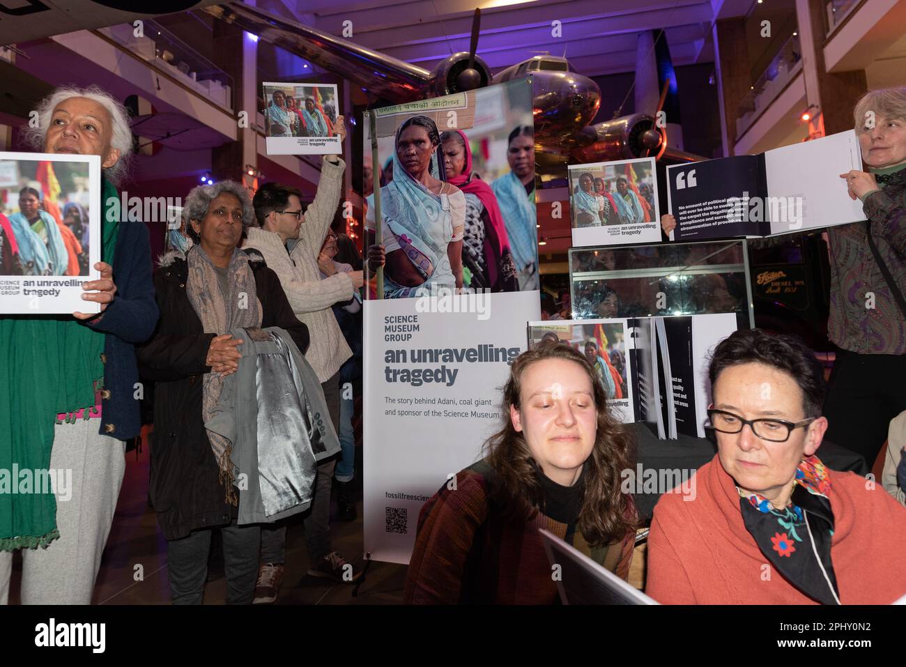 Science Museum, London, 29. März 2023. Inoffizieller Buchveröffentlichung von Aktivisten, die gegen die Finanzierung des Museums durch fossile Brennstoffe protestieren, durch Kohleproduzenten Adani. Stockfoto