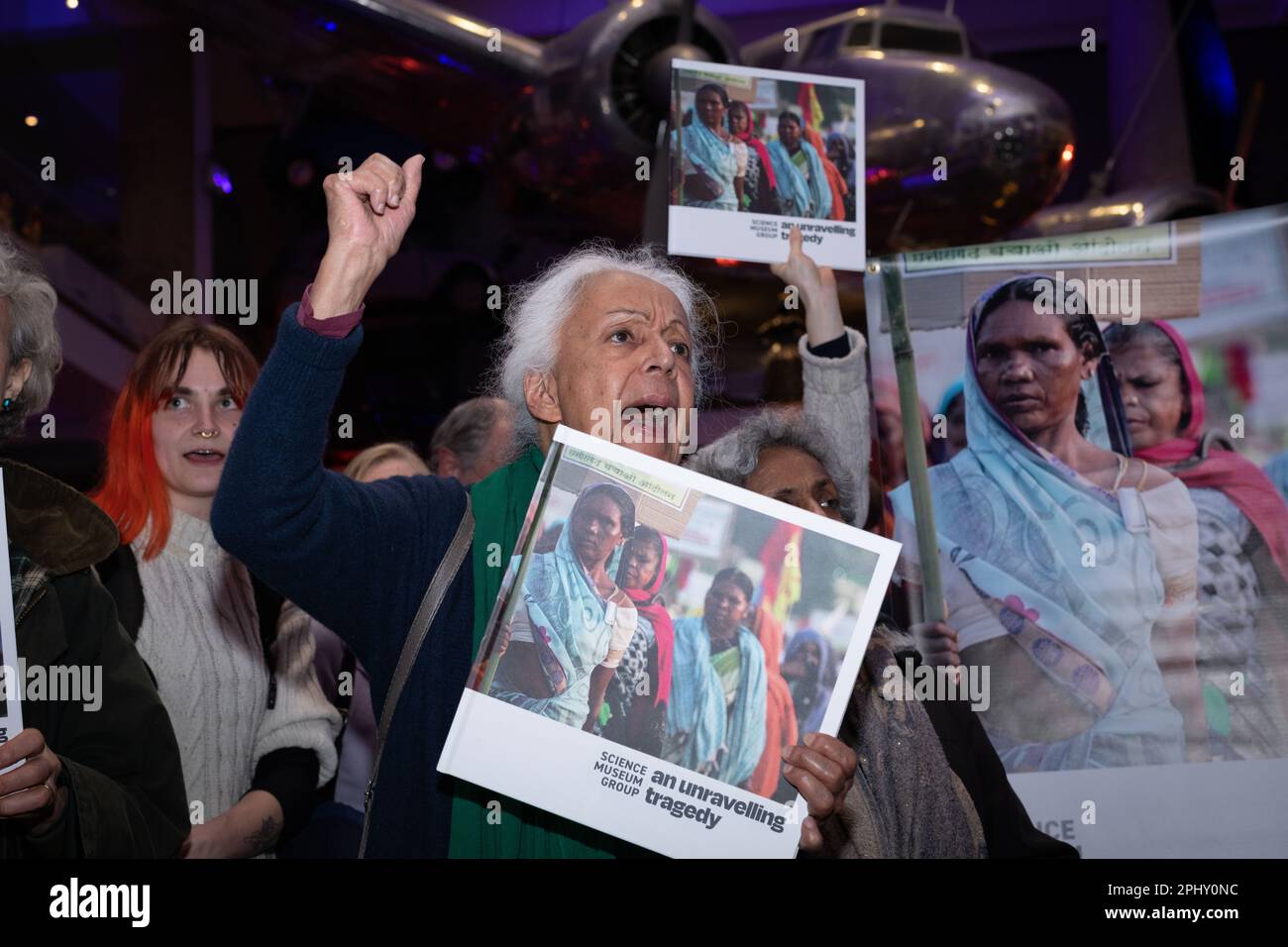 Science Museum, London, 29. März 2023. Inoffizieller Buchveröffentlichung von Aktivisten, die gegen die Finanzierung des Museums durch fossile Brennstoffe protestieren, durch Kohleproduzenten Adani. Stockfoto