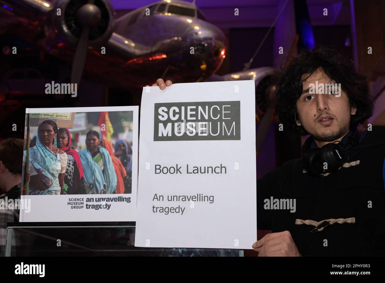 Science Museum, London, 29. März 2023. Inoffizieller Buchveröffentlichung von Aktivisten, die gegen die Finanzierung des Museums durch fossile Brennstoffe protestieren, durch Kohleproduzenten Adani. Stockfoto