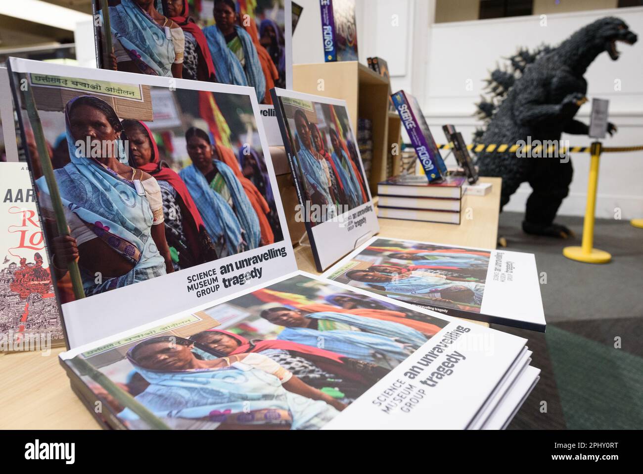 Science Museum, London, 29. März 2023. Inoffizieller Buchveröffentlichung von Aktivisten, die gegen die Finanzierung des Museums durch fossile Brennstoffe protestieren, durch Kohleproduzenten Adani. Stockfoto