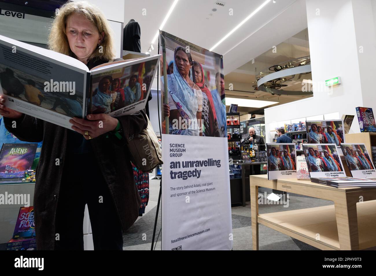 Science Museum, London, 29. März 2023. Inoffizieller Buchveröffentlichung von Aktivisten, die gegen die Finanzierung des Museums durch fossile Brennstoffe protestieren, durch Kohleproduzenten Adani. Stockfoto