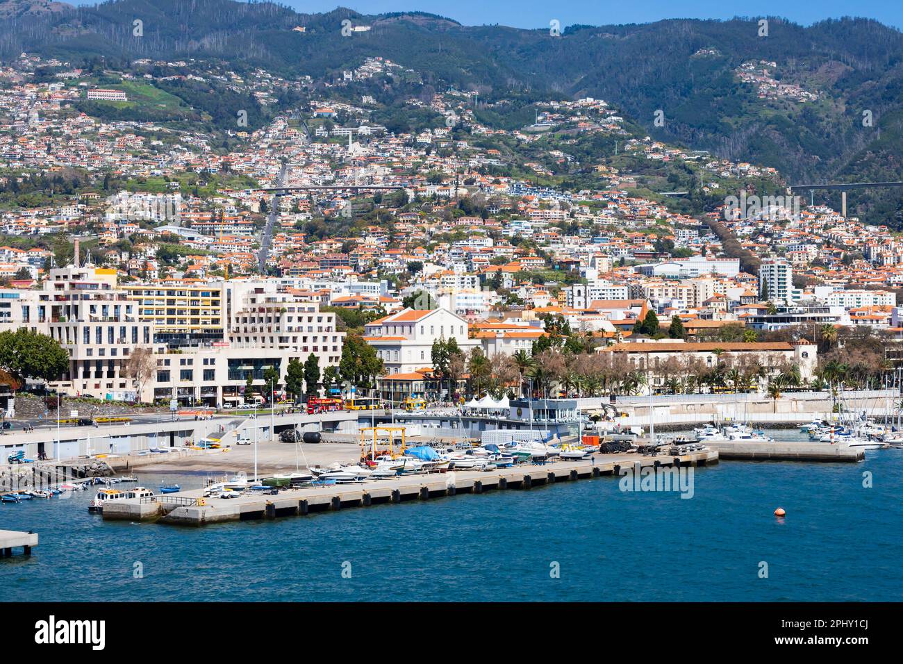 Hauptstadt Funchal, Madeira, Portugal vom Meer aus gesehen Stockfoto