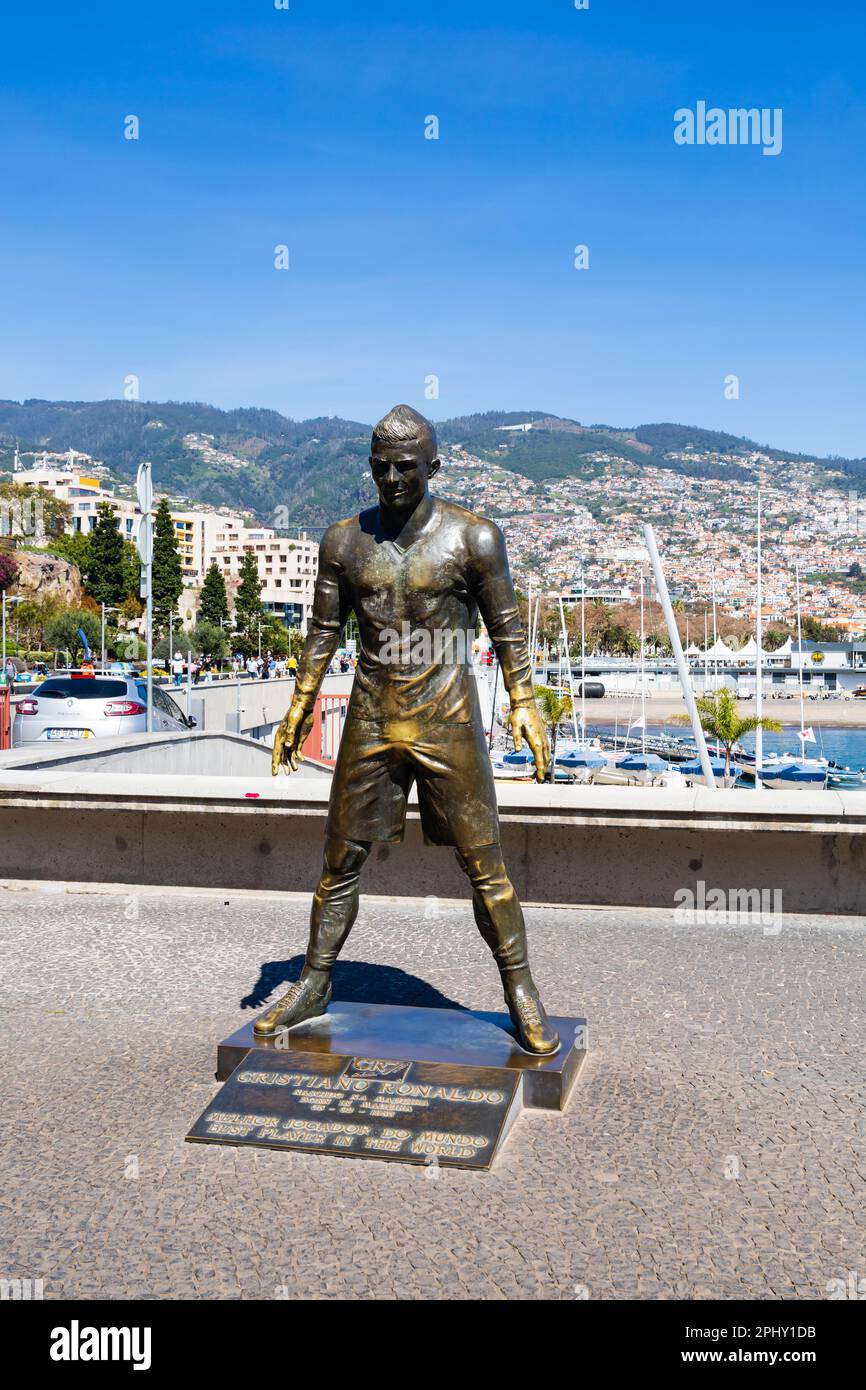 Bronzestatue des weltberühmten Fußballspielers, des besten Spielers der Welt, Cristiano Ronaldo, geboren auf Madeira. Im CR7. Hotel. Funchal, Madeira, Portugal Stockfoto
